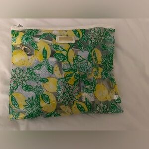 NWT LILLY PULITZER BEACH DAY POUCH BLUETTE LEMONADE DRINK HUGGER TOWEL CLIPS